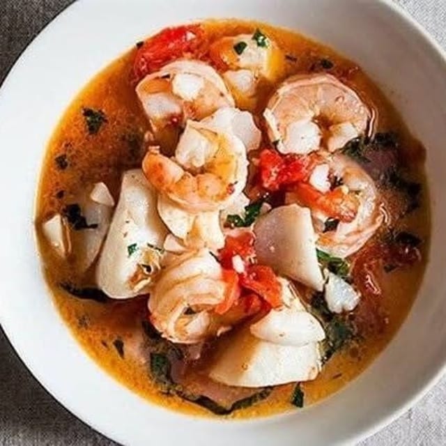 CALDO DE PESCADO CON CAMARÓN.
